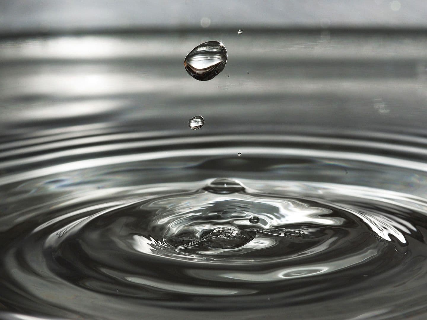 CDCROP: Water drop ripple (Claudia Wollesen/Pixabay)