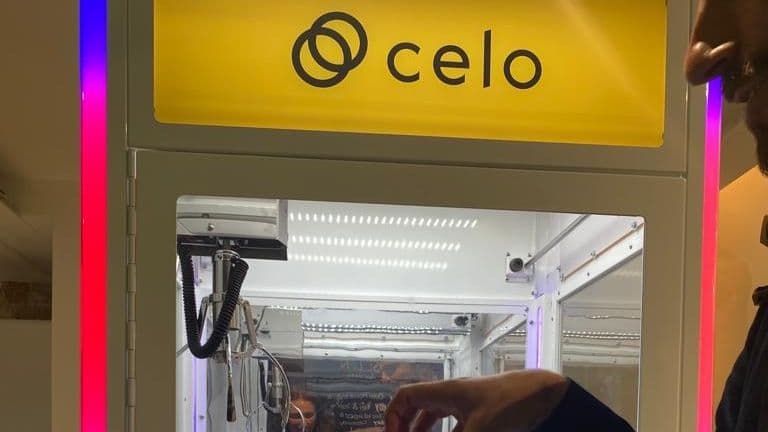 16:9CROP A Celo-sponsored claw machine where attendees could win merchandise items. (Lyllah Ledesma/CoinDesk)