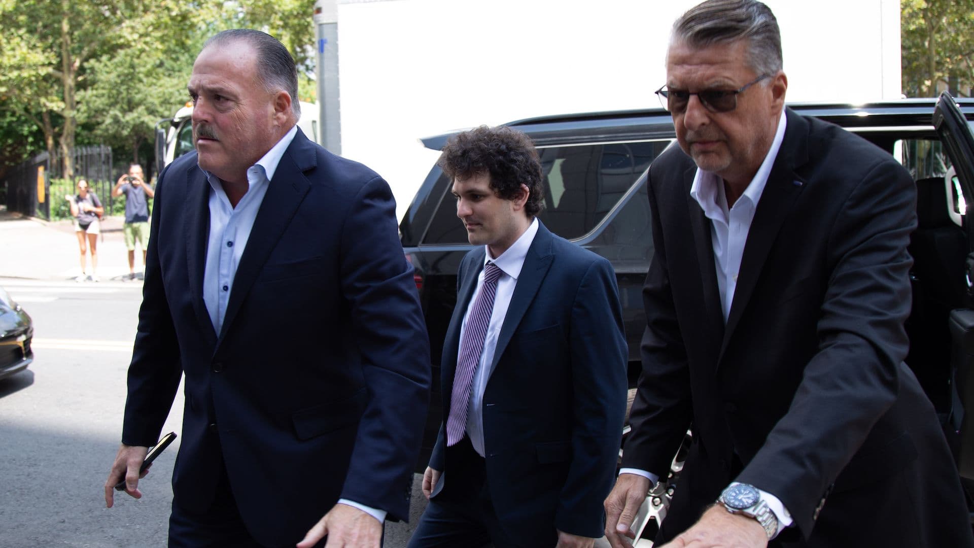 Sam Bankman-Fried walks into court on Aug. 11, 2023. (Victor Chen/CoinDesk)