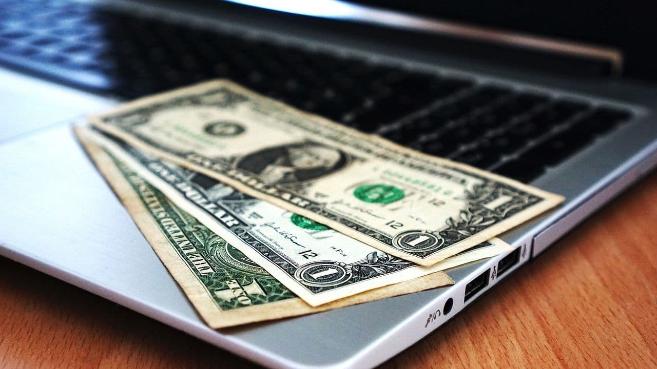 (16:9 CROP) Computer, money. (TheDigitalWay/Pixabay)