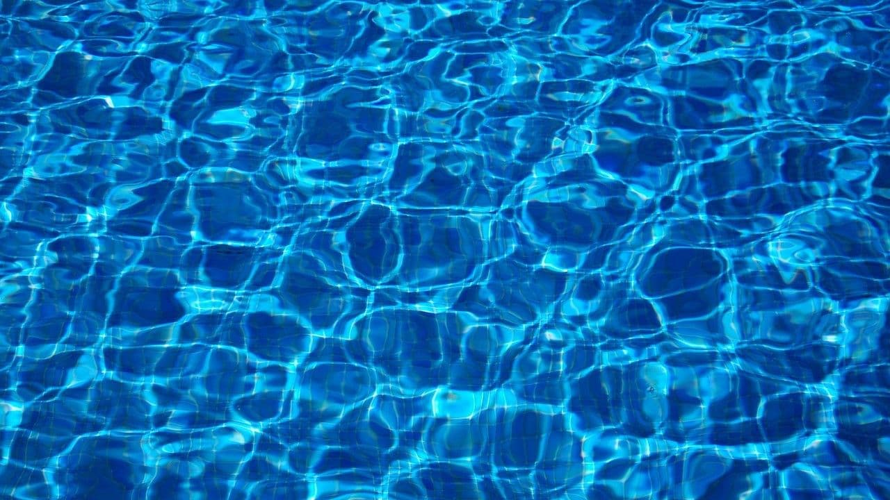 16:9 Swimming pool water (Aquilatin/Pixabay)