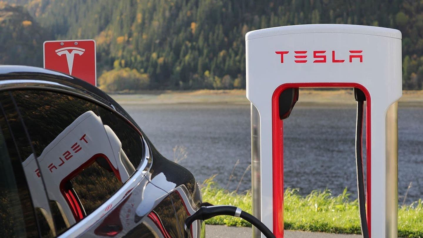 CDCROP: Tesla Charging Station (Blomst/Pixabay)