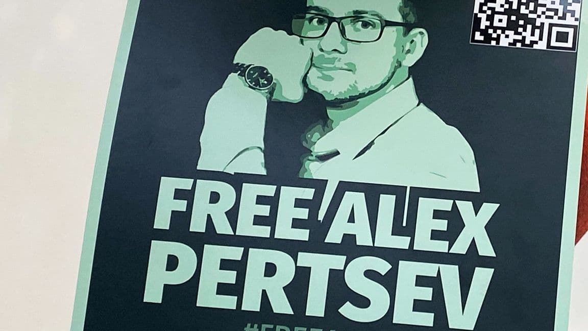 16:9 Free Alex Pertsev poster spotted outside the courthouse (Jack Schickler/CoinDesk)