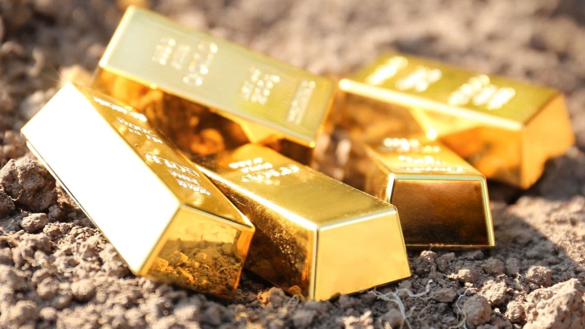 16:9 crop gold bars shutterstock_1743426245