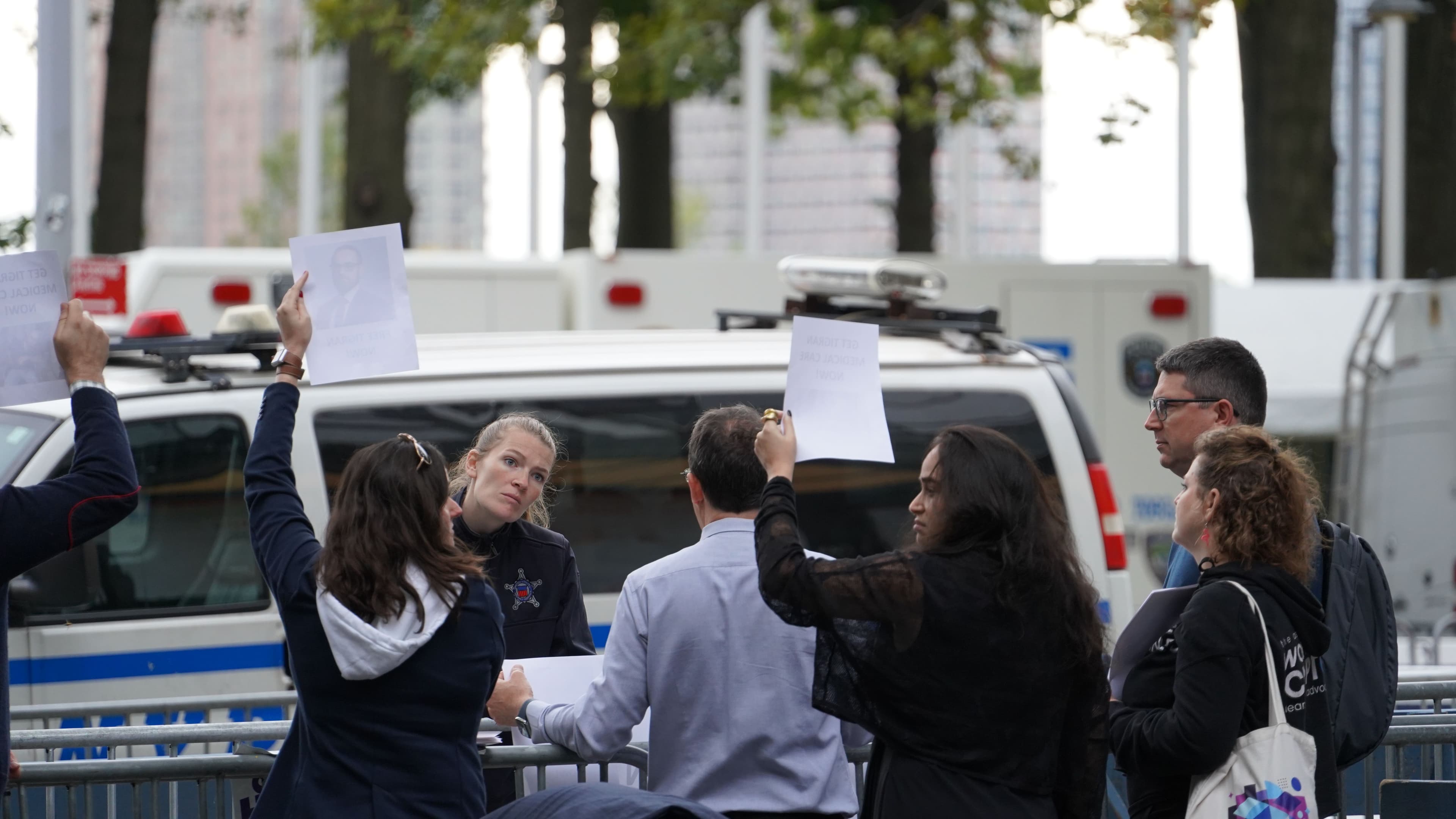 Protestors spoke to a Secret Service official about Tigran Gambaryan. (Nikhilesh De/CoinDesk)