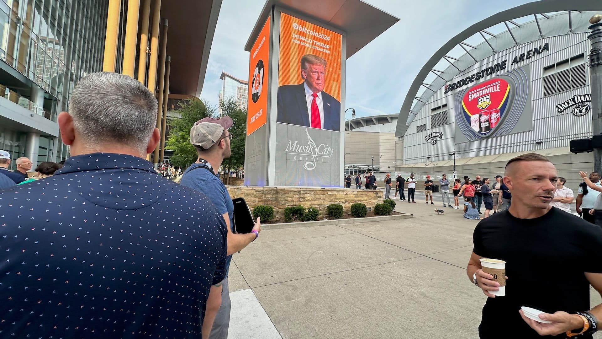 Line snaking around the block of Bitcoin Nashville attendees queuing up to get into the conference venue, Music City Center, ahead of former President Donald Trump's speech (Bradley Keoun)