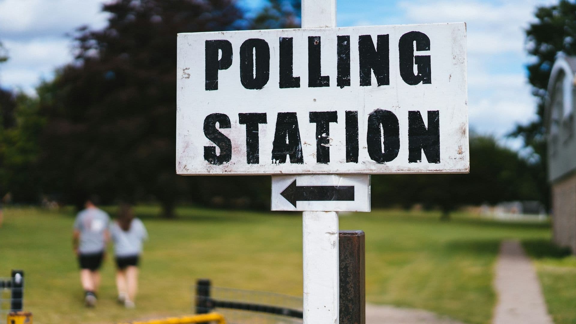 16:9 crop polling station sign (Phil Hearing/Unsplash)