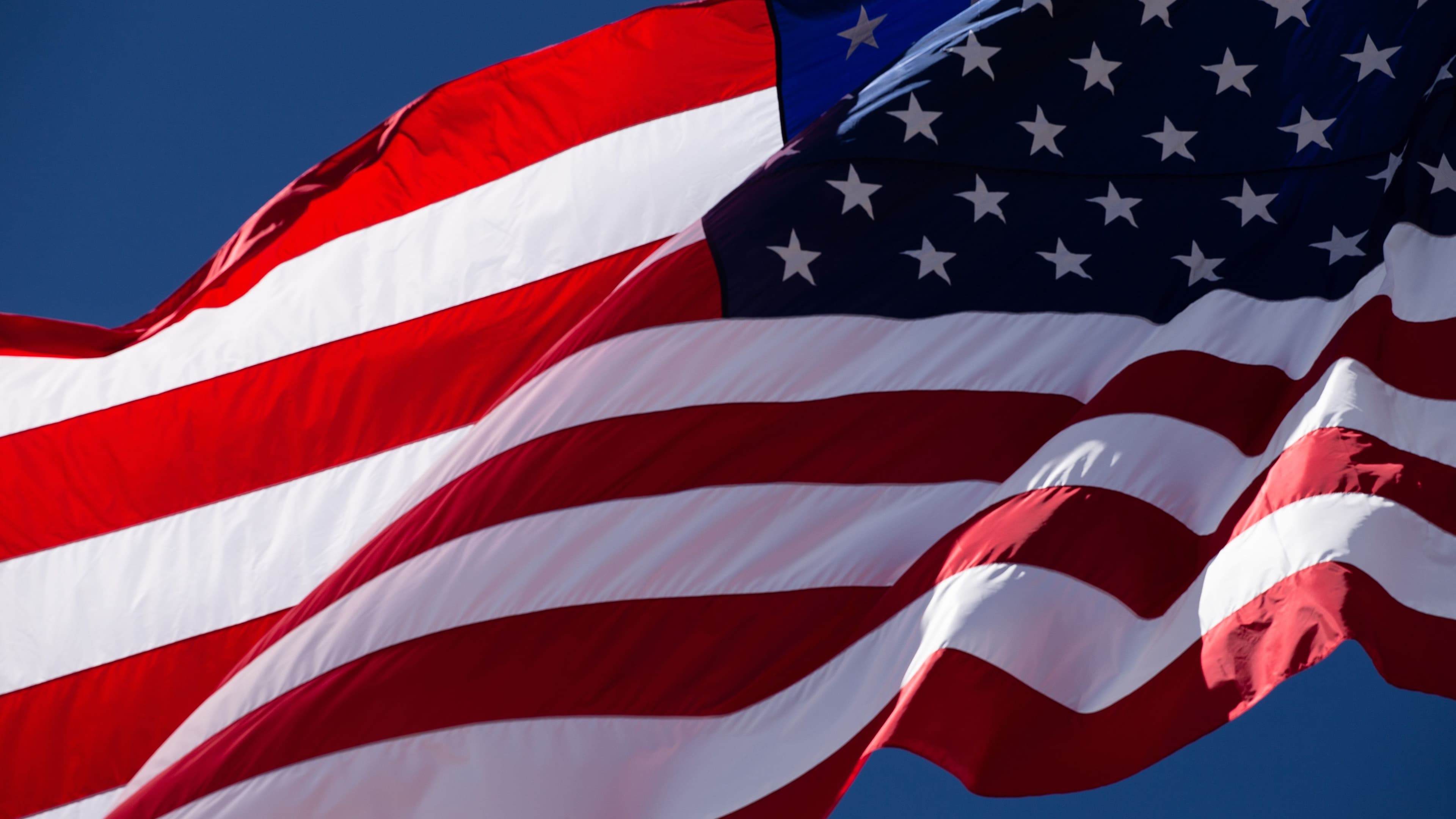 16:9 crop US flag (Unsplash / Ben Mater)