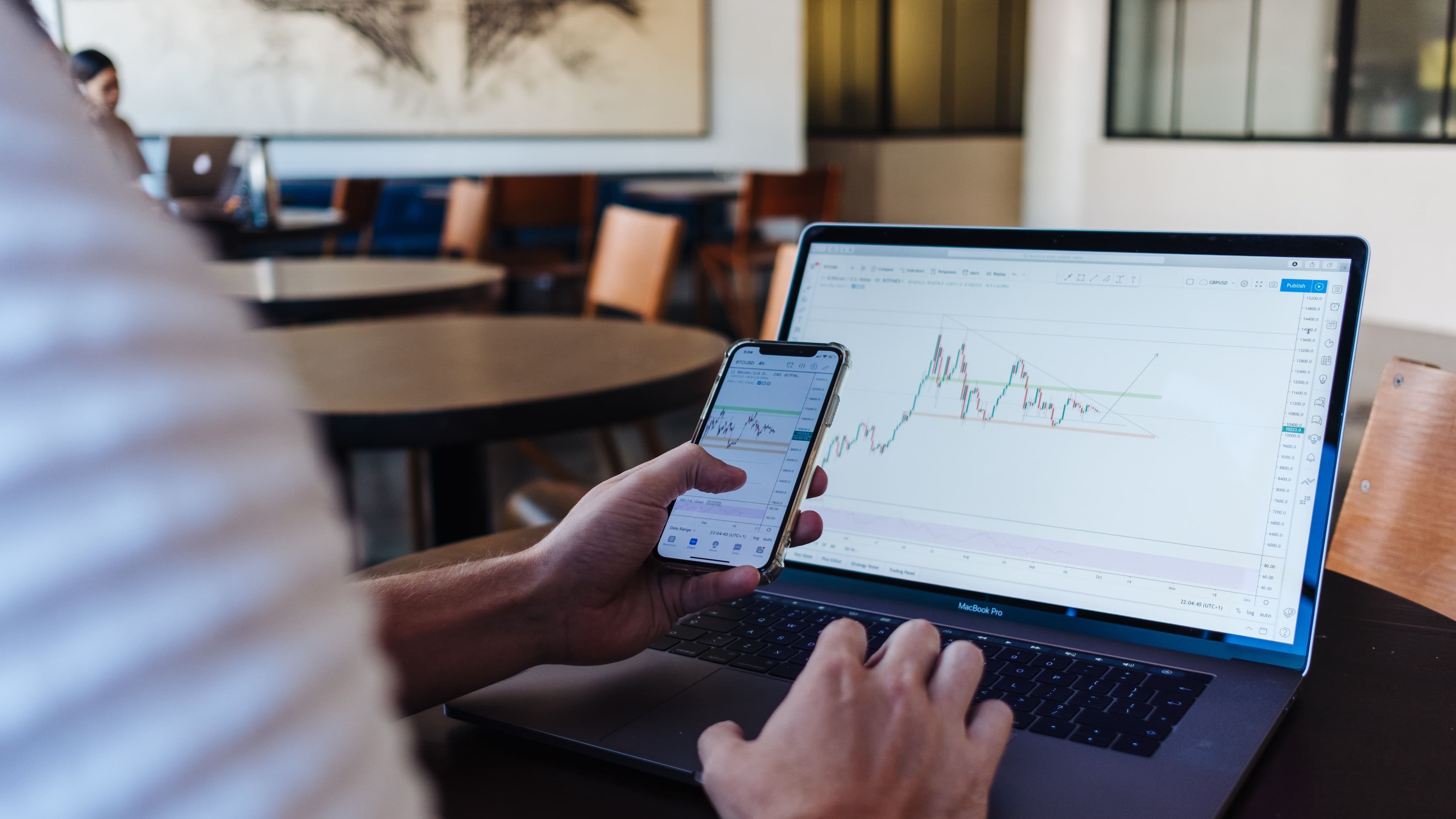 (16:9 CROP) Trader looks at lines of support and resistance (Unsplash)