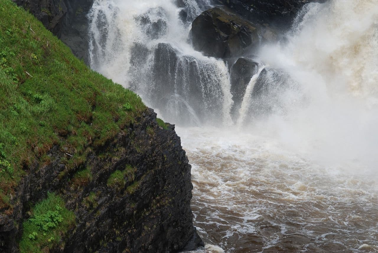 Waterfall, splash. (Enlightening_Images/Pixabay)