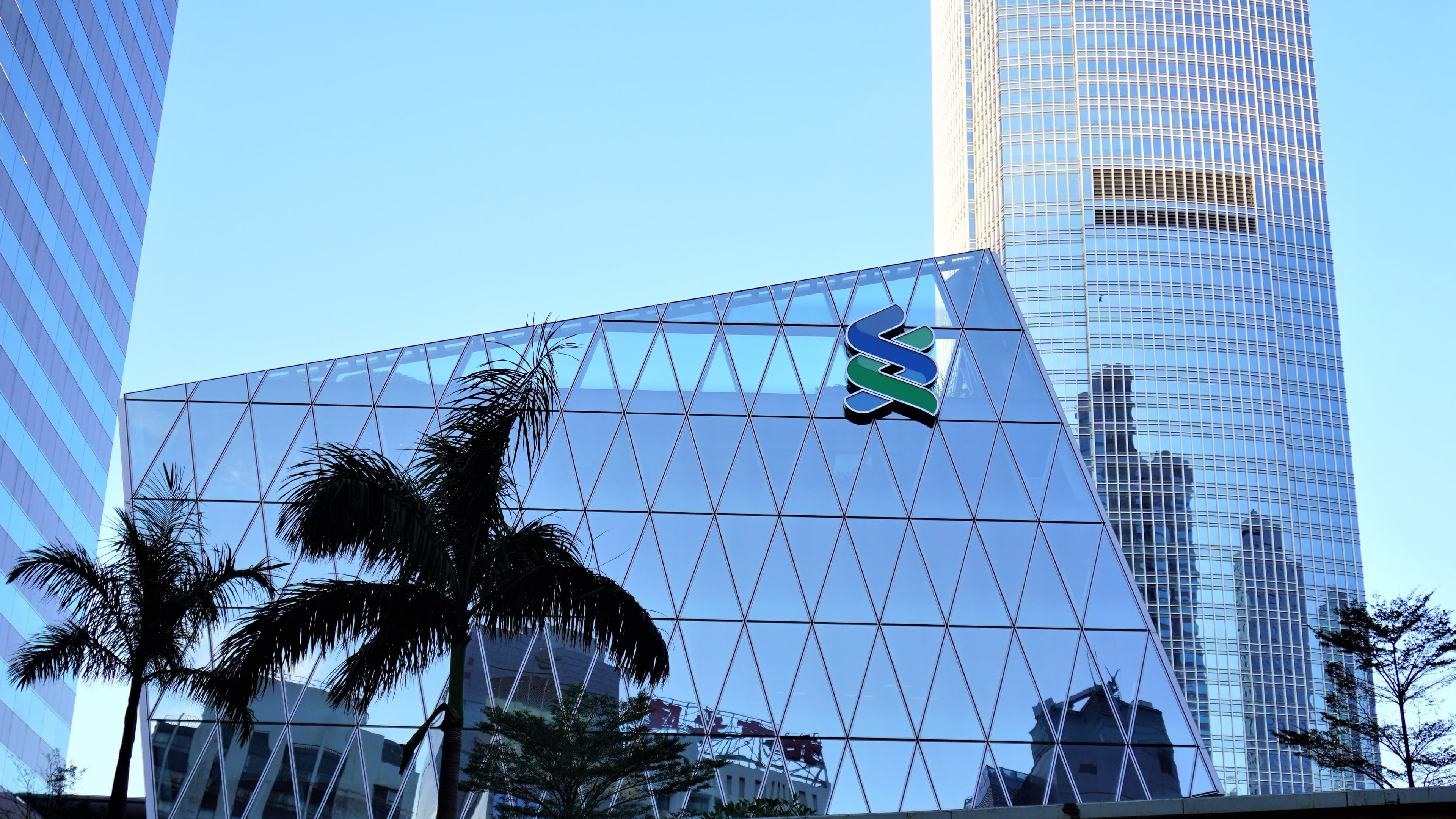 16:9 Standard Chartered building (Chengting Xie / Unsplash)