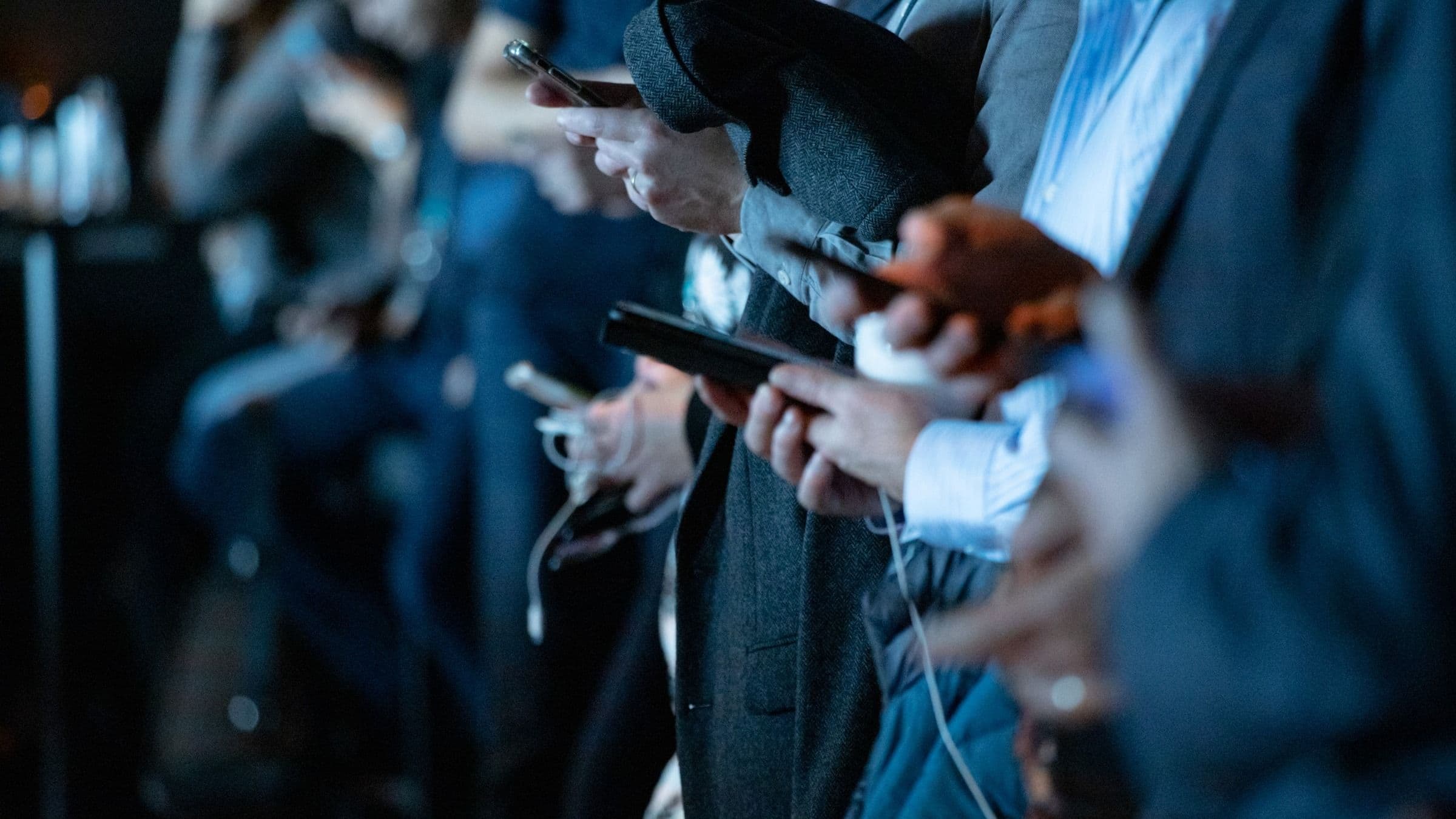 16:9 social media, phones, app store, mobile, crowd, alienation suits (Camilo Jimenez/Unsplash)